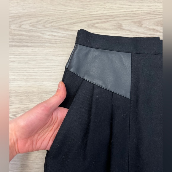 Canadian Vintage 100% Wool Skirt With Pockets, Pleats and Faux Leather sides - Picture 4 of 6